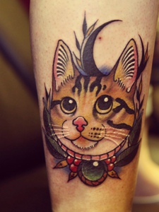小腿处大眼朦胧的彩色花猫纹身图案
