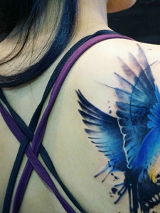 女生右边背部的水彩蝴蝶纹身图案
