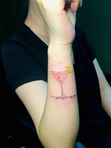 可爱好看的手臂小酒杯纹身图案