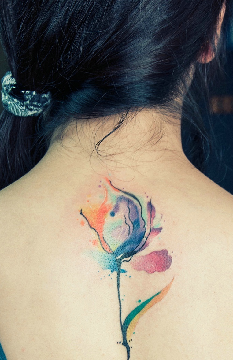 点击大图看下一张：女生后背水彩花朵纹身图案
