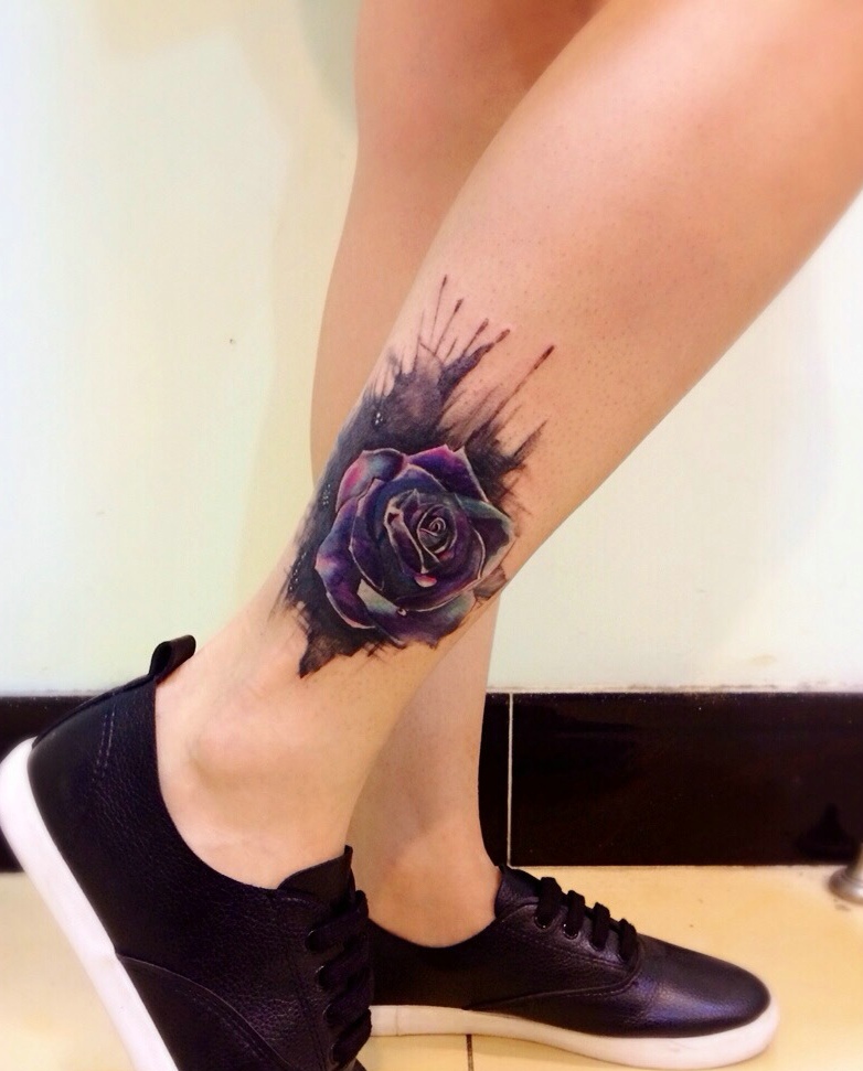 点击大图看下一张：小腿处迷人的彩色花朵纹身图案