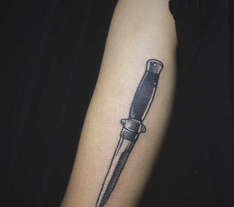 点击大图看下一张：手臂一把匕首纹身图案让人敢靠近