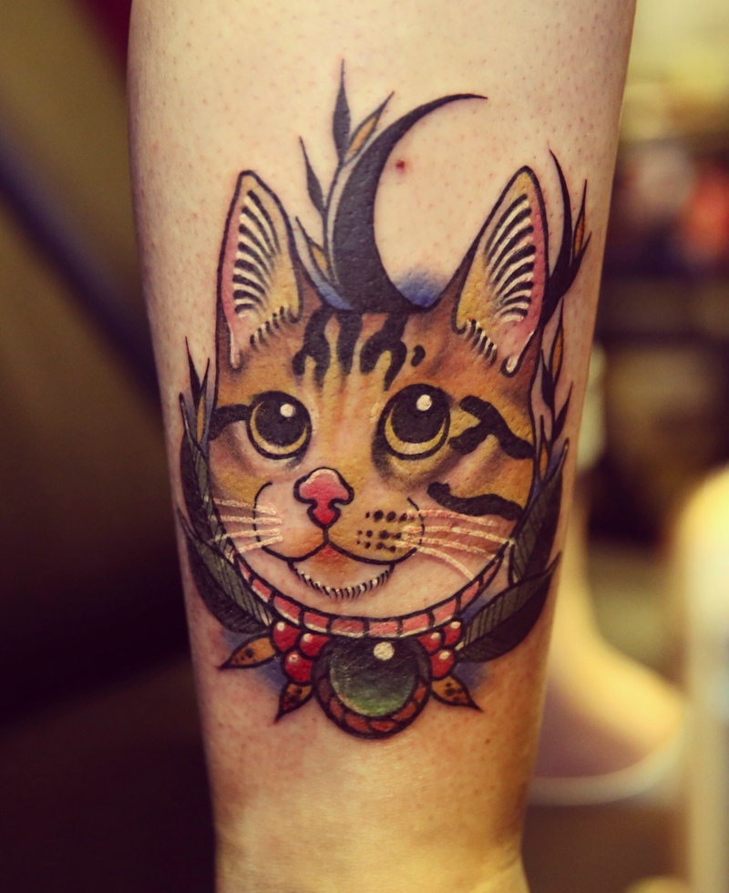 点击大图看下一张：小腿处大眼朦胧的彩色花猫纹身图案