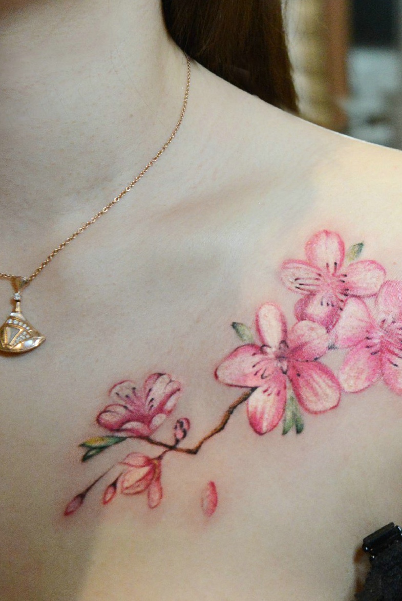 点击大图看下一张：女神胸前唯美小樱花纹身图案