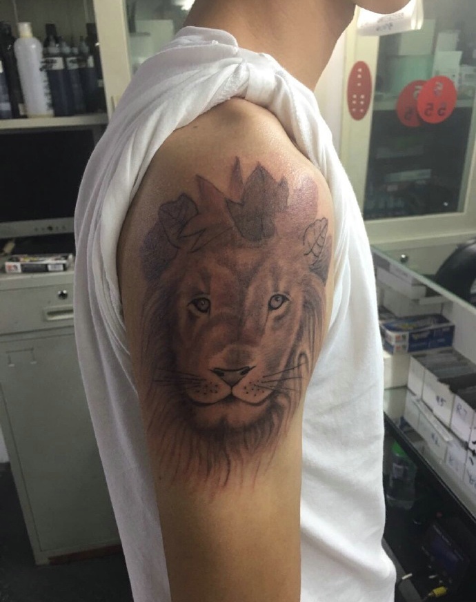 点击大图看下一张：手臂狮子头纹身图案别有一番风趣