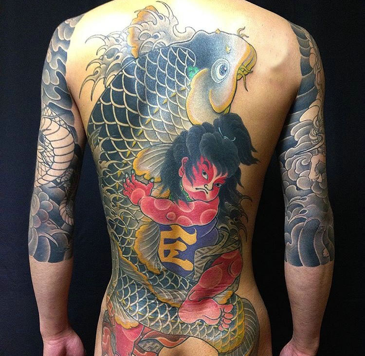 点击大图看下一张：满背传统日式大鲤鱼纹身图案