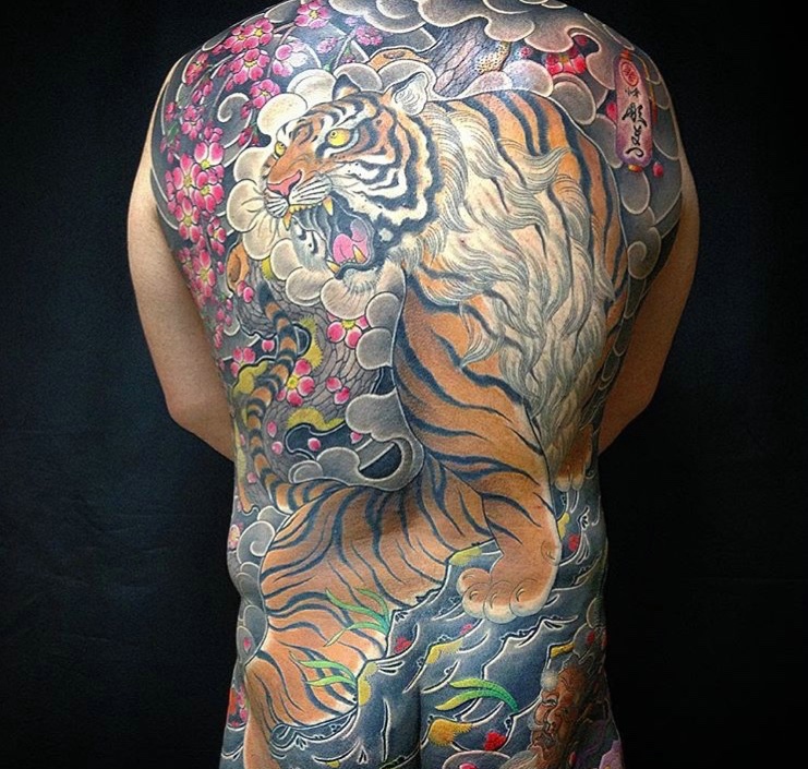 点击大图看下一张：满背老传统大老虎纹身图案