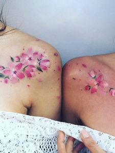 适合姐妹与闺蜜的肩膀花朵纹身刺青