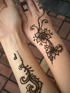 姐妹手臂海娜纹身图案友谊长存