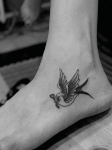 处在脚背上的一只小燕子纹身图案