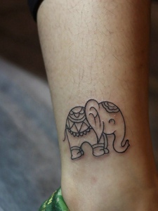 裸脚迷你小象纹身图案很可爱