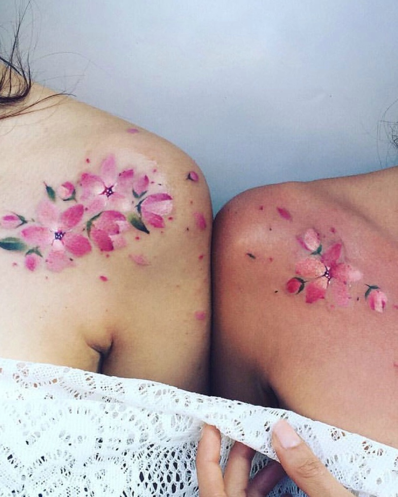 点击大图看下一张：适合姐妹与闺蜜的肩膀花朵纹身刺青
