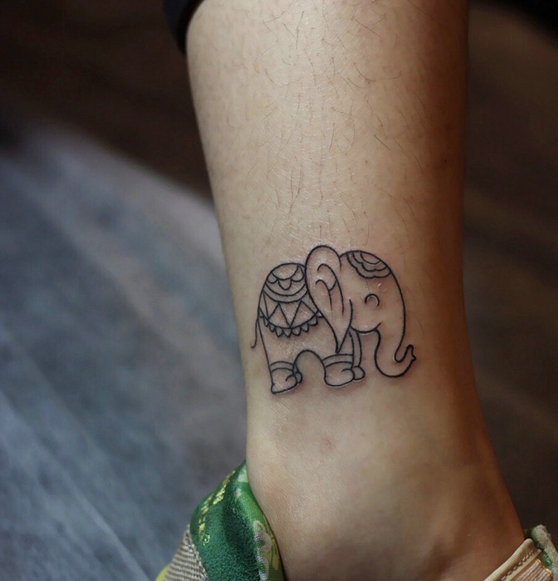 点击大图看下一张：裸脚迷你小象纹身图案很可爱