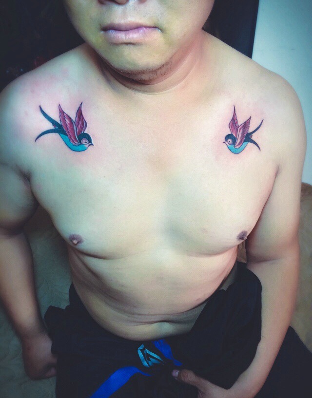 点击大图看下一张：胸前一对小燕子纹身图案很抢眼