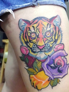 腿部日式的彩色日式花猫纹身图案