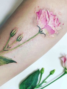 一组适合女生的水彩花朵纹身图案
