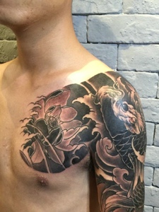 莲花与鲤鱼混合的半甲纹身图案