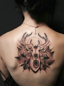 女生后背小鹿纹身图案很有个性