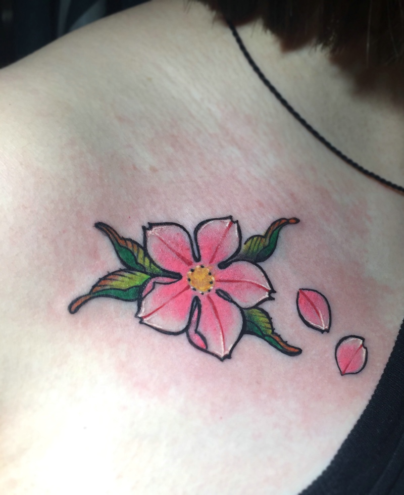 点击大图看下一张：锁骨下的玫红色花朵纹身刺青很女人