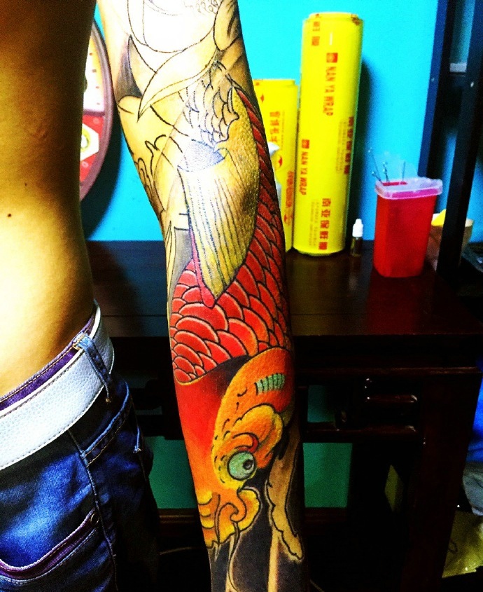 点击大图看下一张：花臂鲜艳无比的大红鲤鱼纹身图案