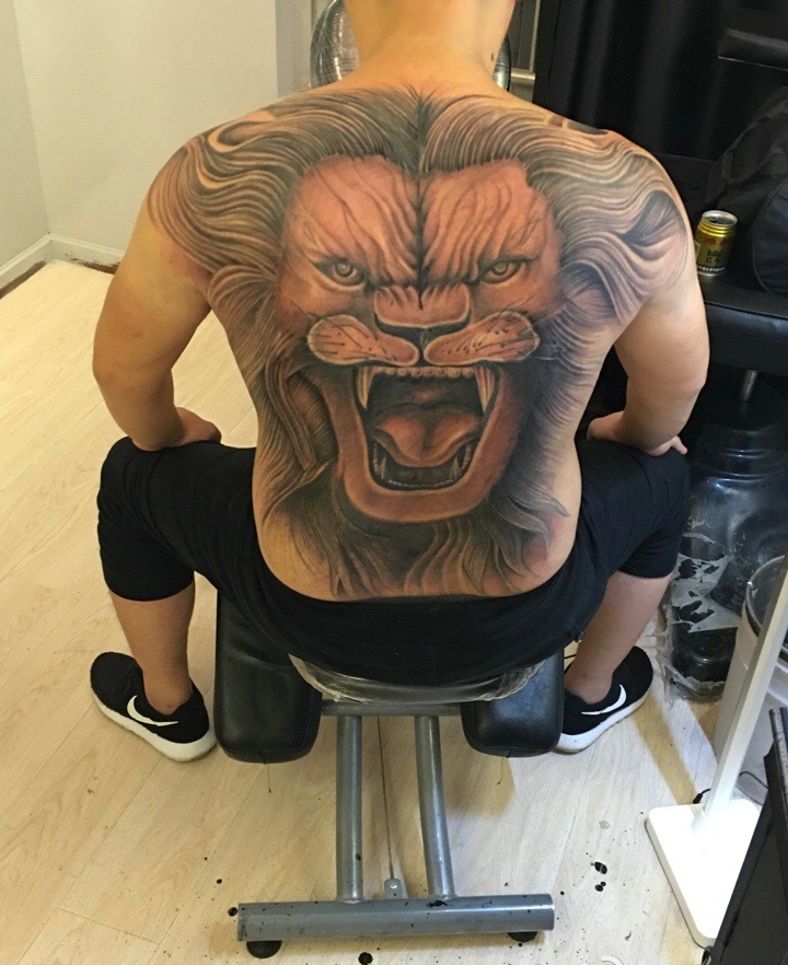 点击大图看下一张：80后男士满背大死神纹身图案