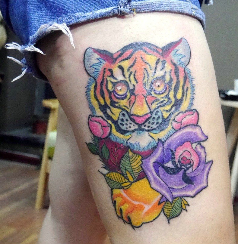 点击大图看下一张：腿部日式的彩色日式花猫纹身图案