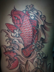后背一只活泼乱跳的红鲤鱼纹身图案
