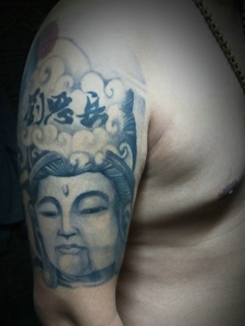 手臂灰色的佛像纹身图案显魅力