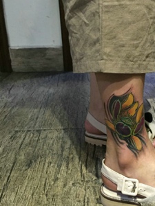 裸脚处色彩诱人的彩色荷花纹身图案