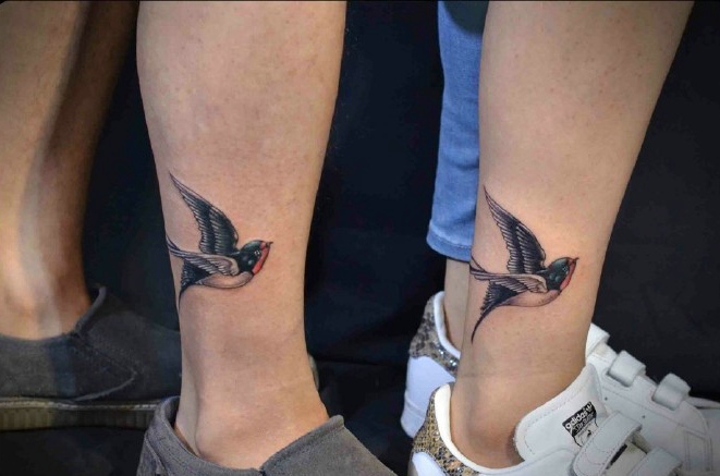 点击大图看下一张：裸脚一对情侣小燕子纹身图案很浪漫