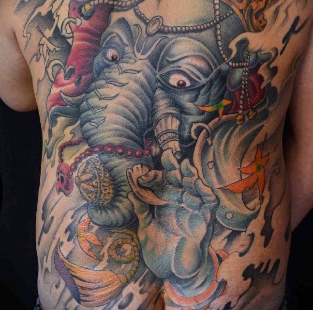 点击大图看下一张：满背彩色传统大象神纹身图案