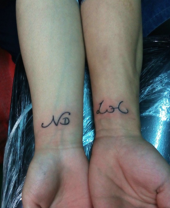 点击大图看下一张：手腕简单的情侣英文单词纹身图案