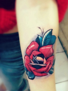 艳丽多彩的手臂红玫瑰纹身图案
