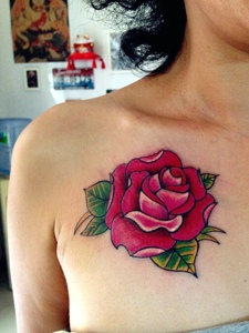 女生锁骨艳丽的红玫瑰纹身图案