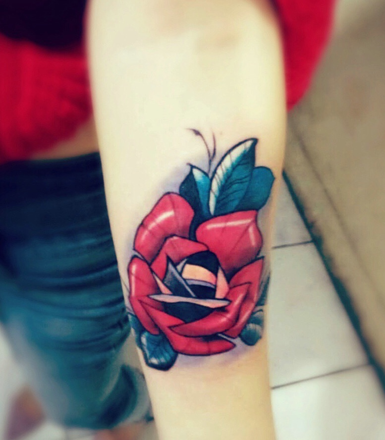 点击大图看下一张：艳丽多彩的手臂红玫瑰纹身图案