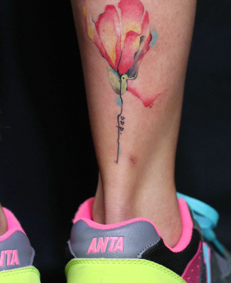 点击大图看下一张：小腿外侧鲜艳的花朵纹身图案