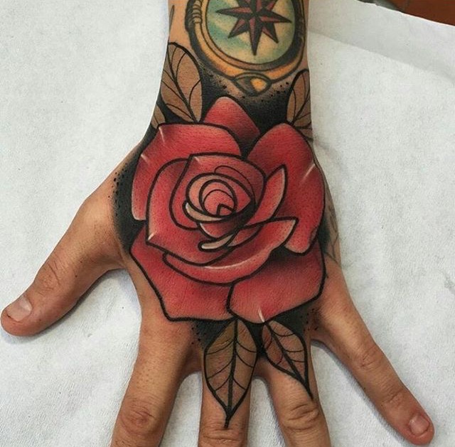 点击大图看下一张：一组耐看的手背漂亮花朵纹身图案