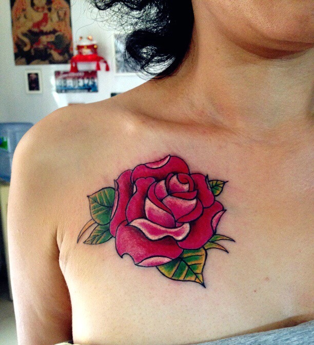 点击大图看下一张：女生锁骨艳丽的红玫瑰纹身图案