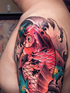 大臂亮瞎眼的红鲤鱼纹身图案