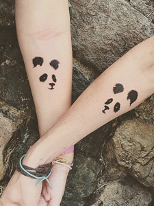 适合情侣手臂可爱点状小熊猫纹身图案
