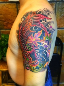 大臂传统红鲤鱼纹身图案耀眼光芒