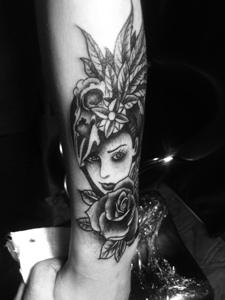手臂黑白玫瑰美女纹身图案