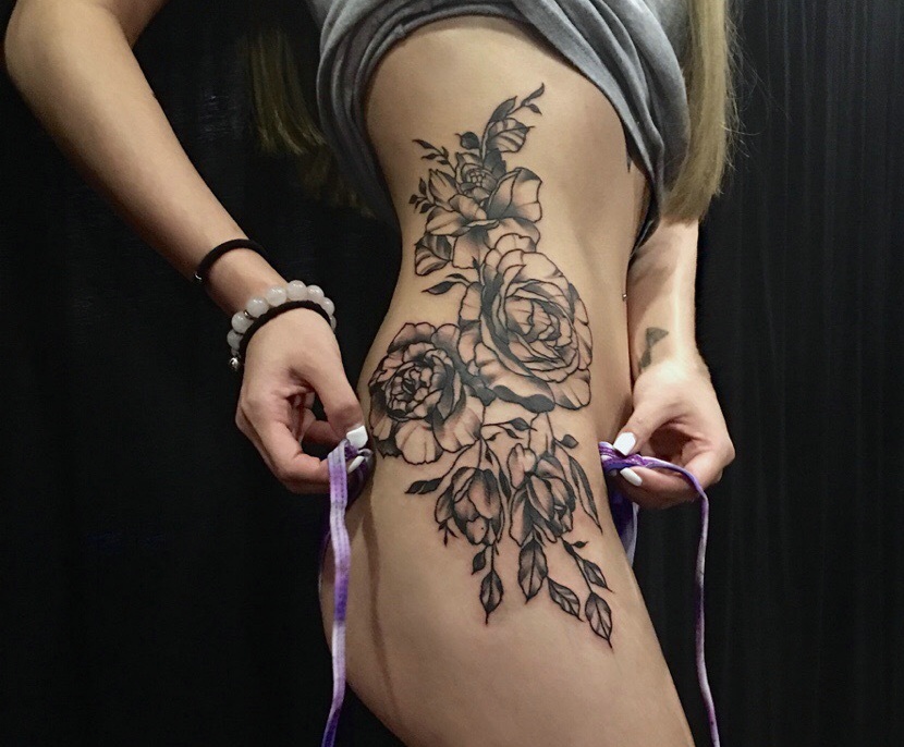 点击大图看下一张：侧腰部花朵纹身刺青展现完美身材