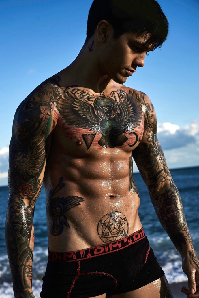 点击大图看下一张：一组欧美纹身图案肌肉男魅力散发