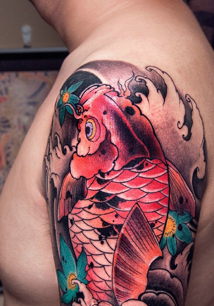 点击大图看下一张：大臂亮瞎眼的红鲤鱼纹身图案