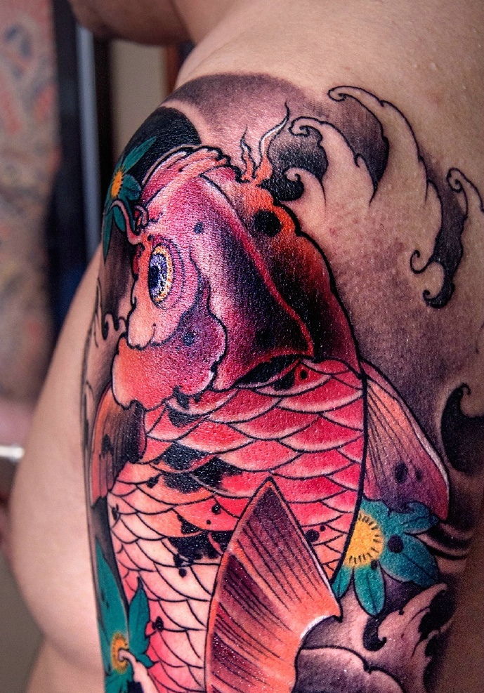点击大图看下一张：大臂亮瞎眼的红鲤鱼纹身图案