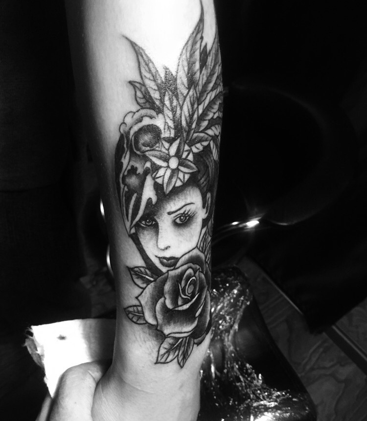 点击大图看下一张：手臂黑白玫瑰美女纹身图案