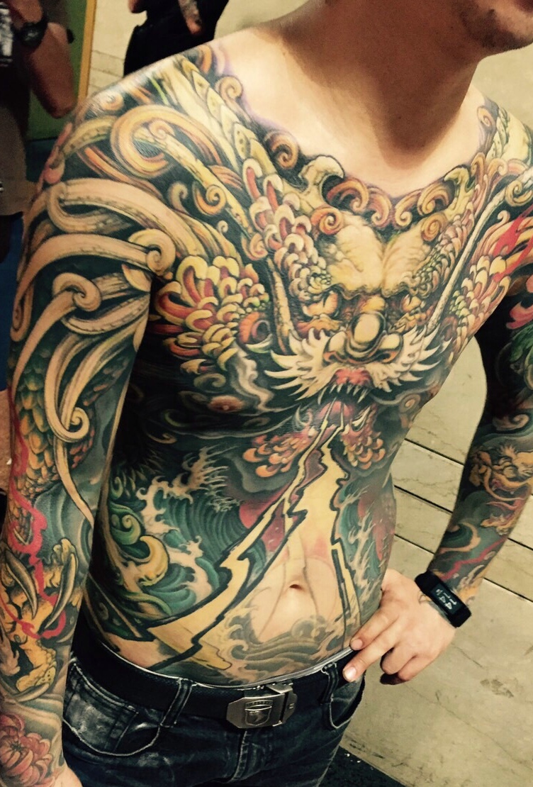 点击大图看下一张：男士胸前传统大邪龙纹身图案