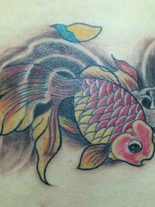 腰部背后的红鲤鱼纹身图案活力无限
