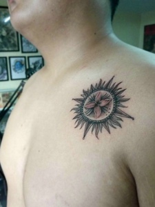 男士胸前拥有创意的另类太阳纹身图案